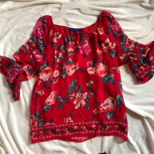 NWOT beautiful flowy blouse